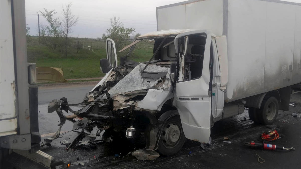 На трассе в Самарской области водителя грузовика зажало насмерть в кабине