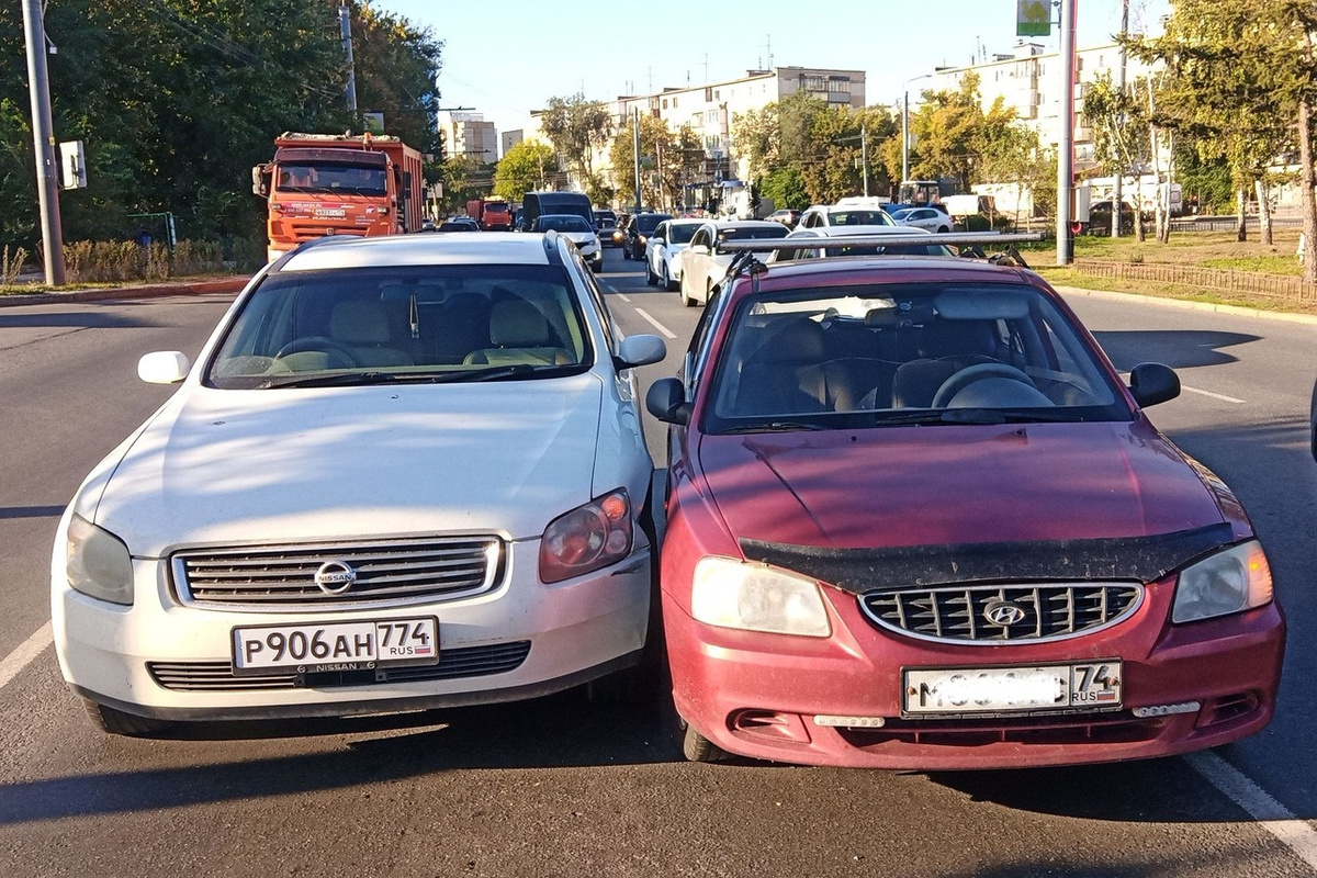 Вот описанное выше ДТП: повреждения Nissan Stagea (на снимке — слева) изначально оценили почти в 350 тысяч рублей, но эксперт, назначенный судом, снизил сумму практически втрое