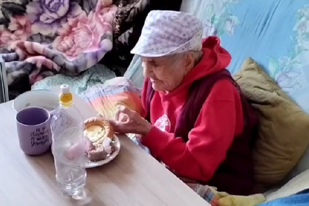«Температура 14 градусов». В Дзержинске 106-летняя пенсионерка замерзает из-за отключения отопления в квартире