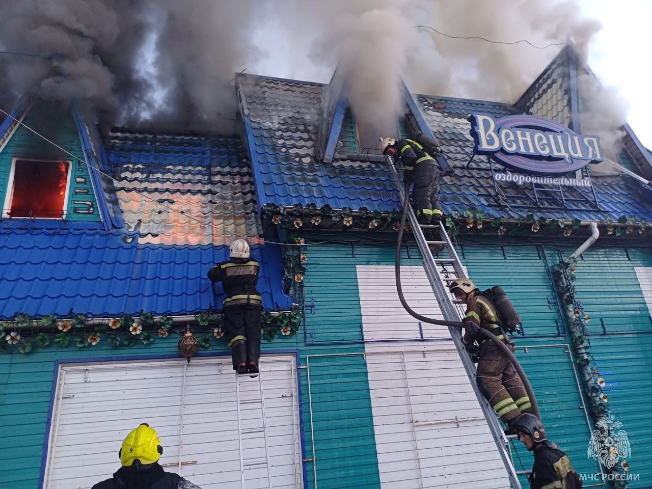 Тушат больше 60 человек: в Барнауле на Матросова горит сауна: фото и видео