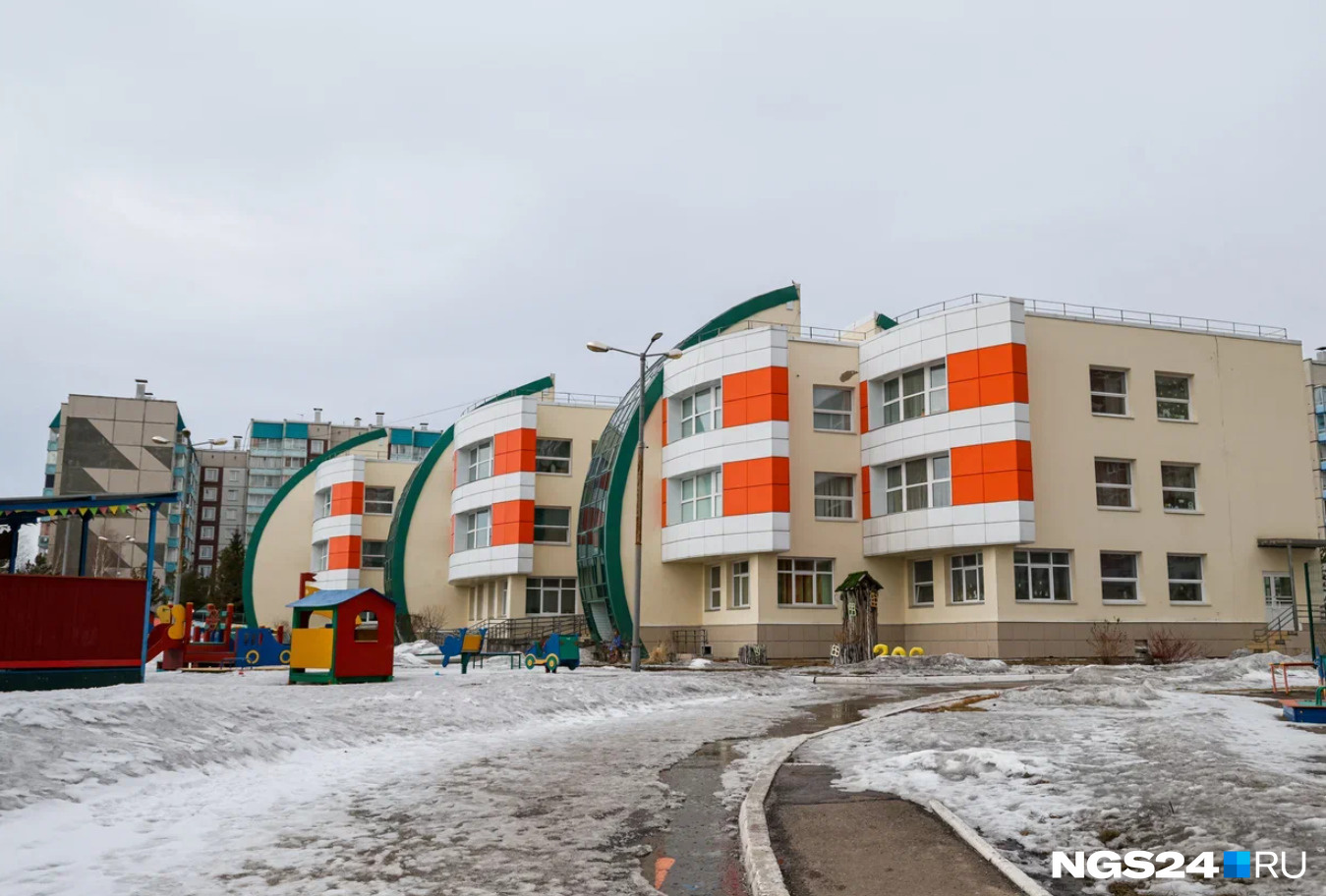 «Дети испугались, в сон час будили»: в Красноярске эвакуируют детсады из-за сообщений о минировании