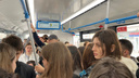 «Главная цель — влезть». Как москвичи ездят в заполненных битком автобусах в час пик: фото и видео