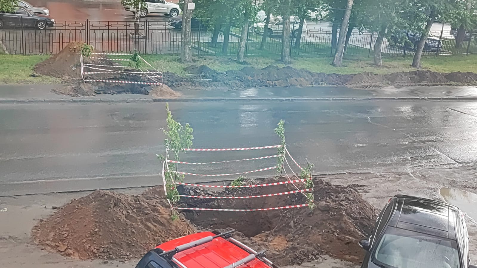 Вырытые траншеи на Кубовой огородили веточками и лентой