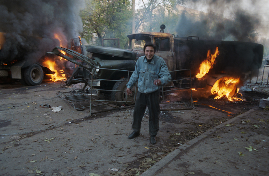 Москвич на фоне горящей поливочной машины