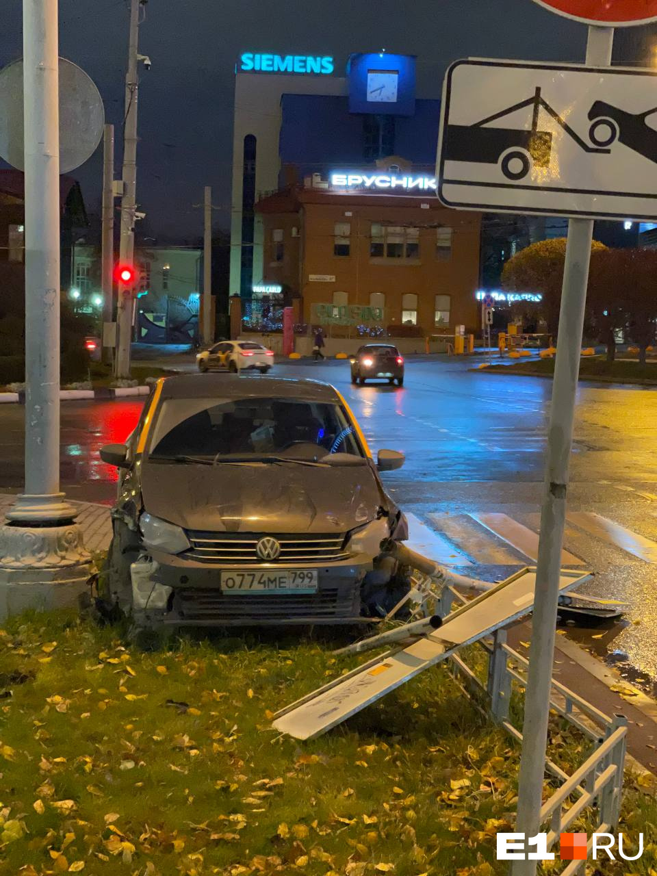 В центре Екатеринбурга водитель каршеринга сшиб дорожные знаки, разбил авто и скрылся: видео