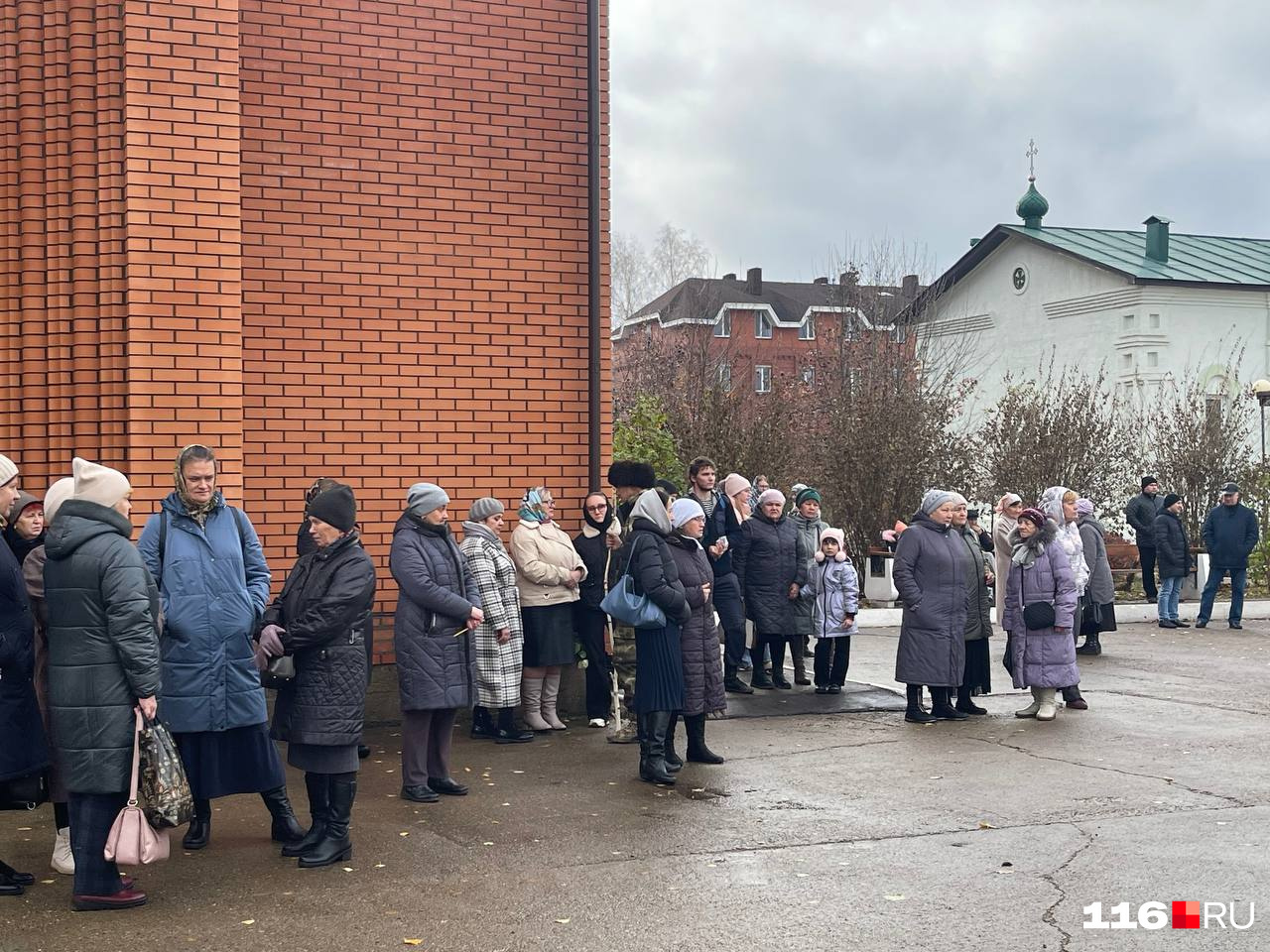 С каждой минутой народу становилось всё больше и больше С каждой минутой народу становилось всё больше и больше