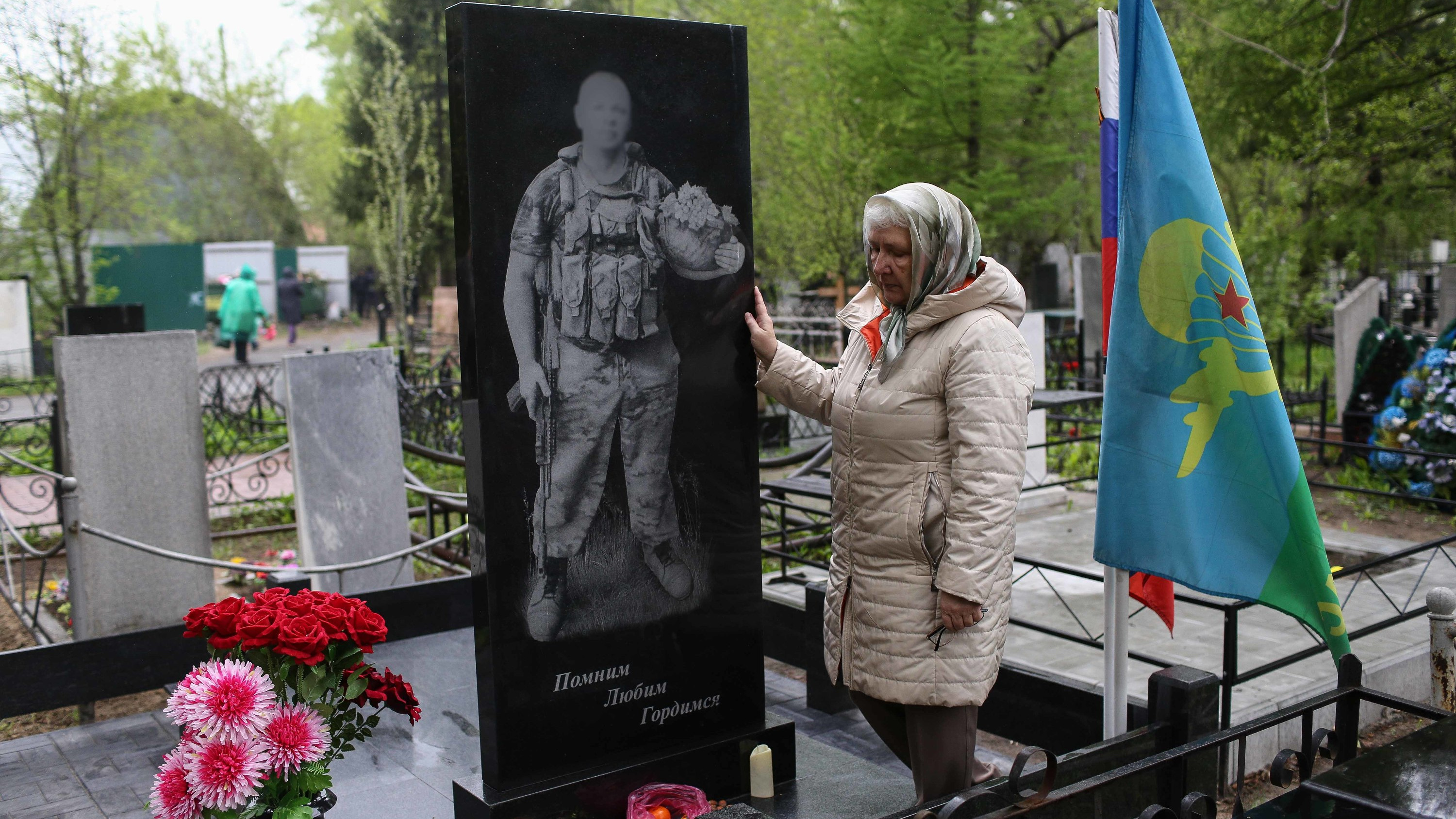 «Это мой единственный сыночек»: репортаж с омского кладбища, где хоронят бойцов СВО
