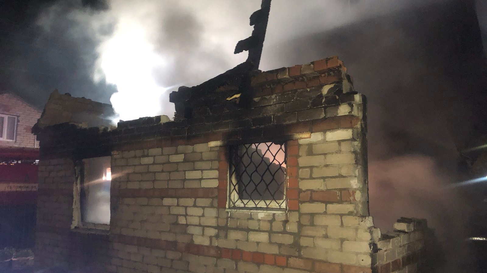 Обрушились кровля и перекрытие: в Самарской области пожар на даче унес жизни двух человек
