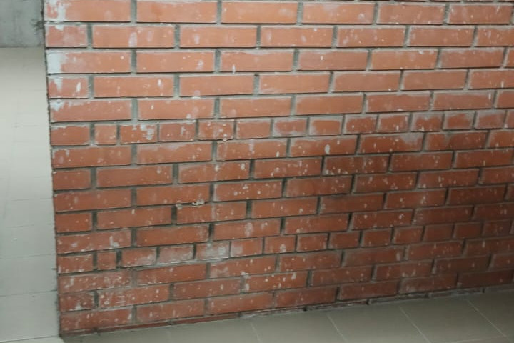 Стены на парковке снизу сырые Стены на парковке снизу сырые