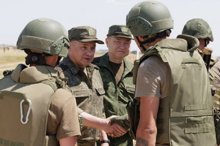 «Лично проверил навыки контрактников»: в Волгограде побывал министр обороны России