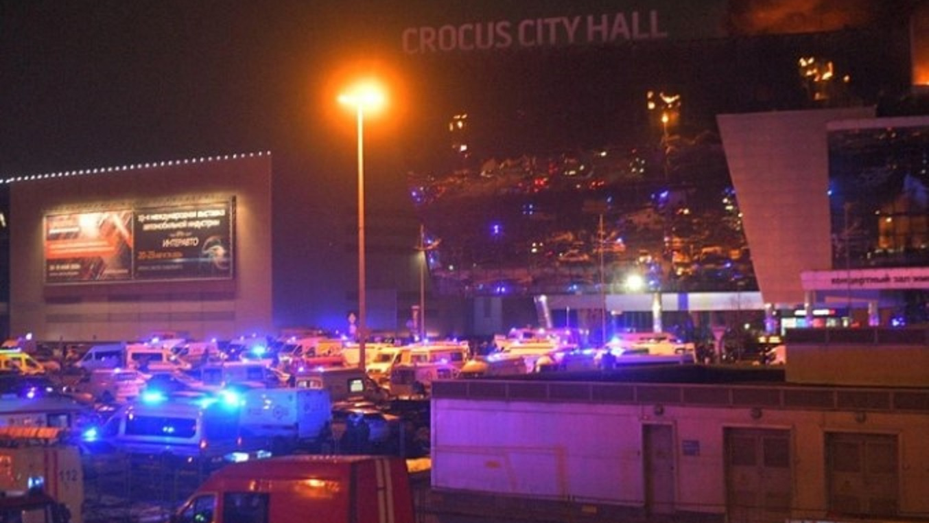 «Стреляли в людей в упор»: всё, что сейчас известно о теракте в Crocus City Hall — в одном видео
