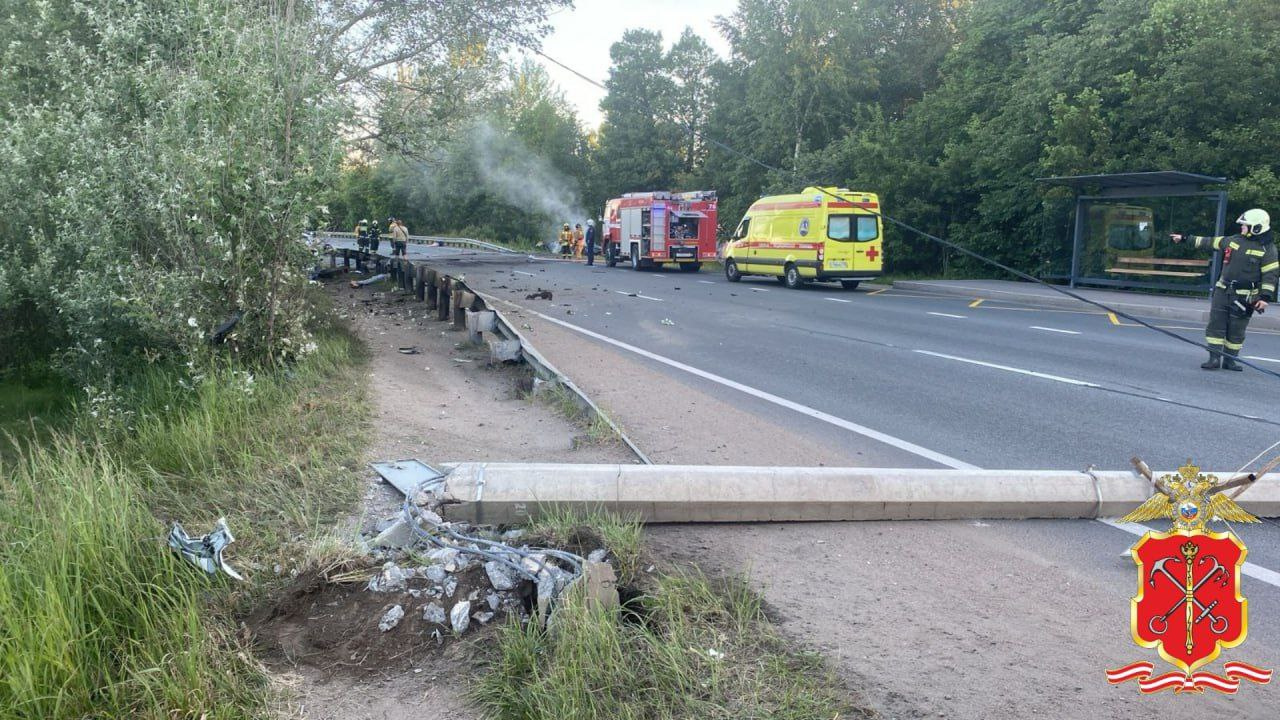 Ауди» в Лахте снесла столб и загорелась: погибли три девушки, водитель —  сотрудник ГИБДД — в больнице - 16 июня 2024 - ФОНТАНКА.ру