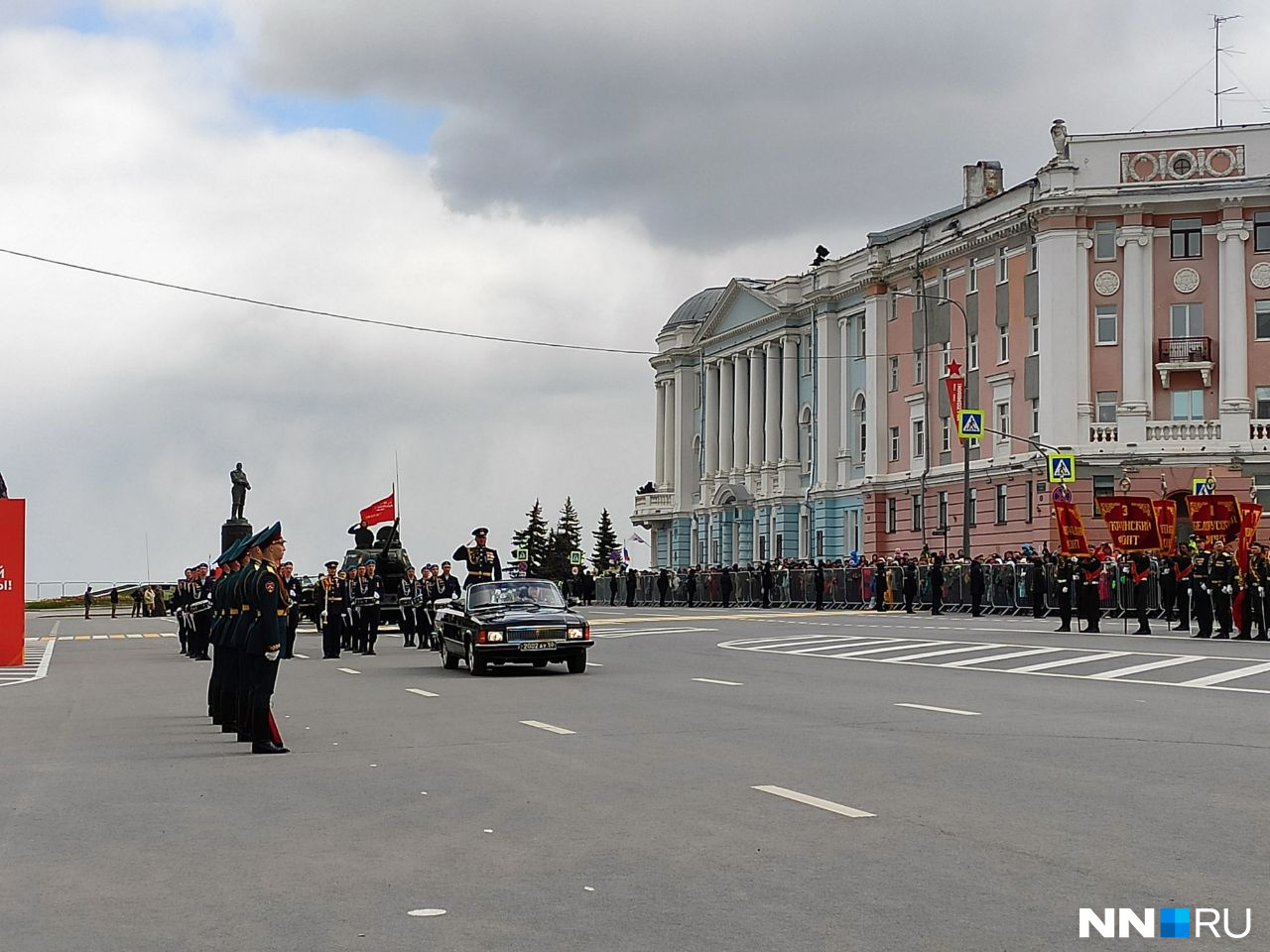 День Победы в Нижнем Новгороде: показываем парад, Бессмертный полк в новом формате и гуляющих горожан в центре