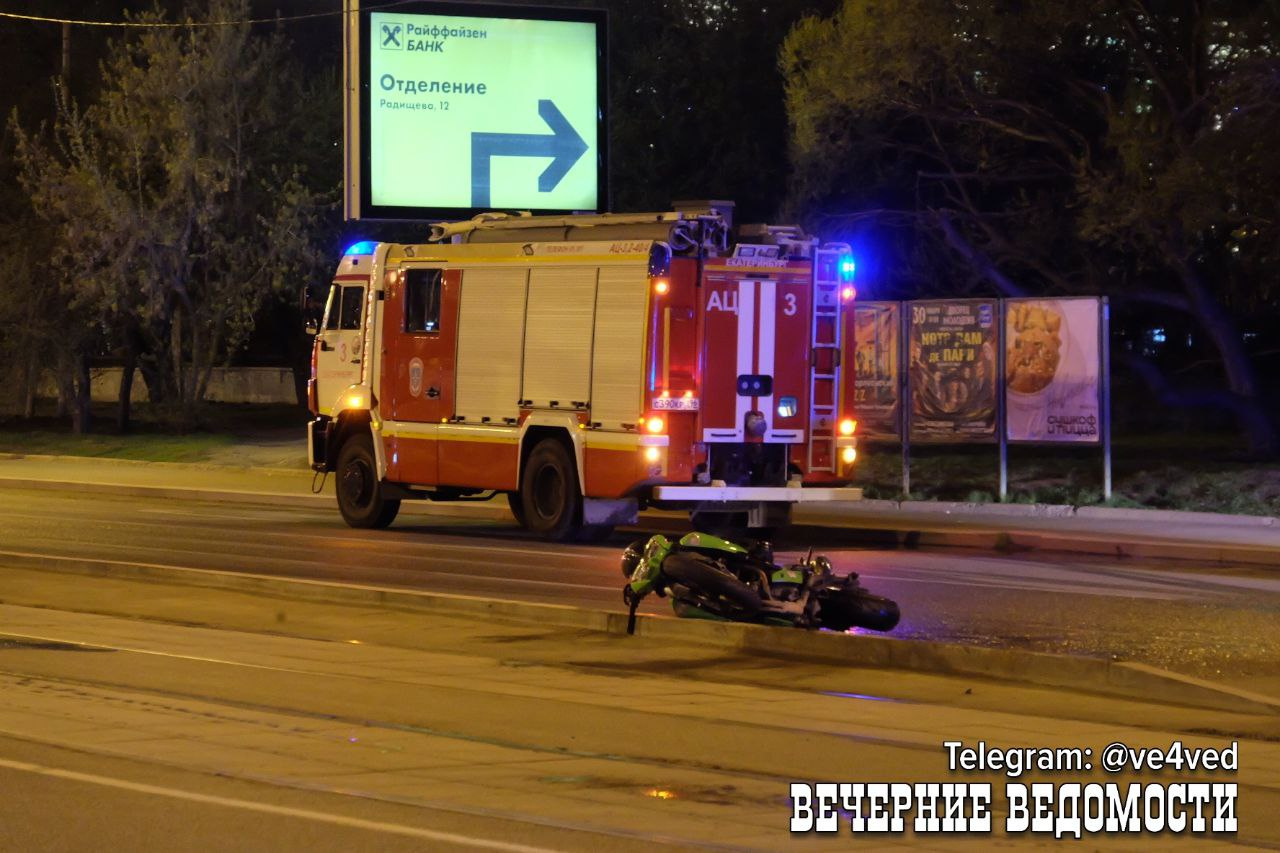 «Возле него толпа сочувствующих». В центре Екатеринбурга мотоциклист попал под колеса авто