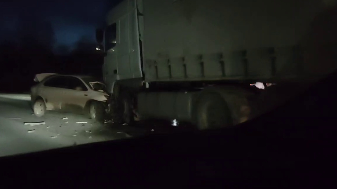 На трассе Тюмень — Екатеринбург легковушка попала под груженую фуру. Водитель погиб