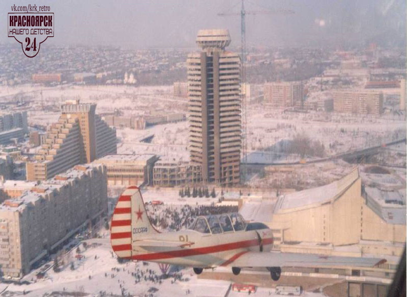 Начало 2000-х годов. Вид с самолетов на площадь БКЗ. Видна еще незастекленная башня КАТЭК, которая считалась одним из символов города