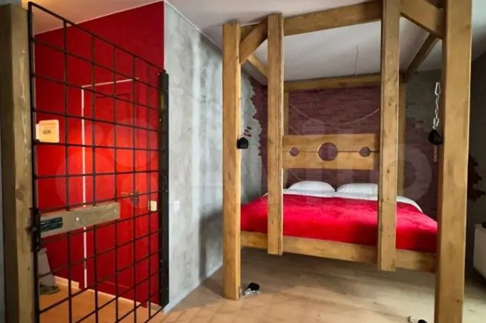 Кровать с кандалами и металлическая решетка. В Екатеринбурге сдают пыточную для сексуальных утех