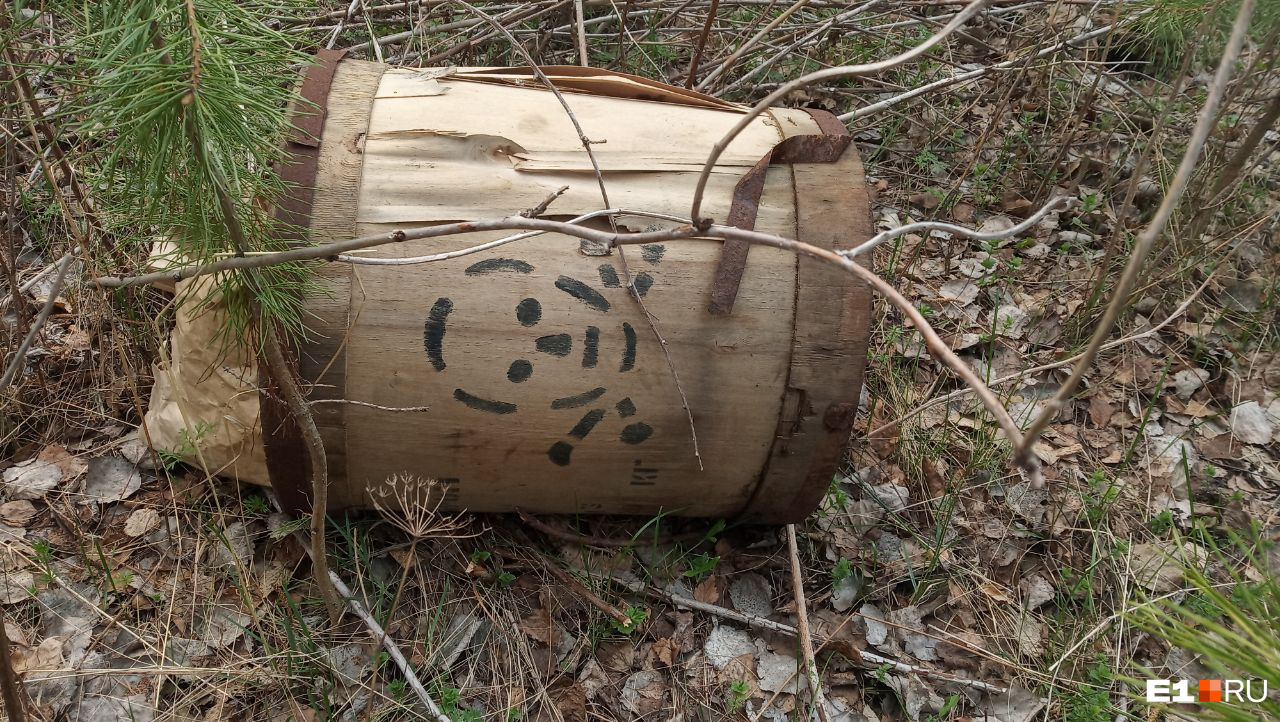 «Место превращается в опасную свалку»: в Екатеринбурге нашли залежи коробок и бочек с химикатами