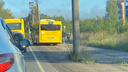 «Дети там же идут в школу»: в Ярославле «Яавтобус» объехал пробку по тротуару