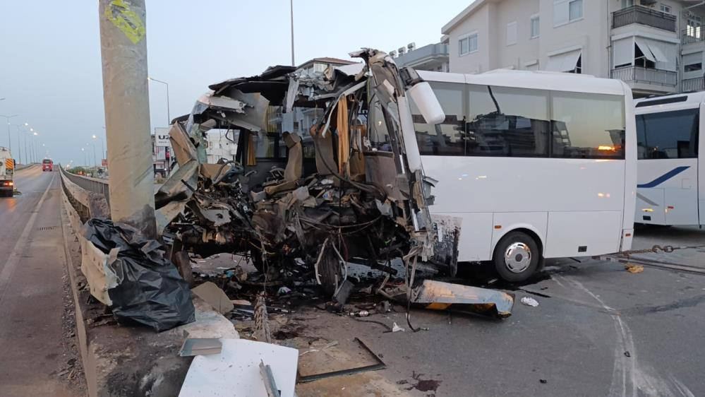 Автобус с российскими туристами попал в жуткое ДТП в Турции — фото