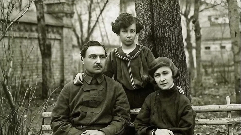 Как женщины в Омске и по всей стране начали стричься «под мальчика»: трендовые прически 1920-х