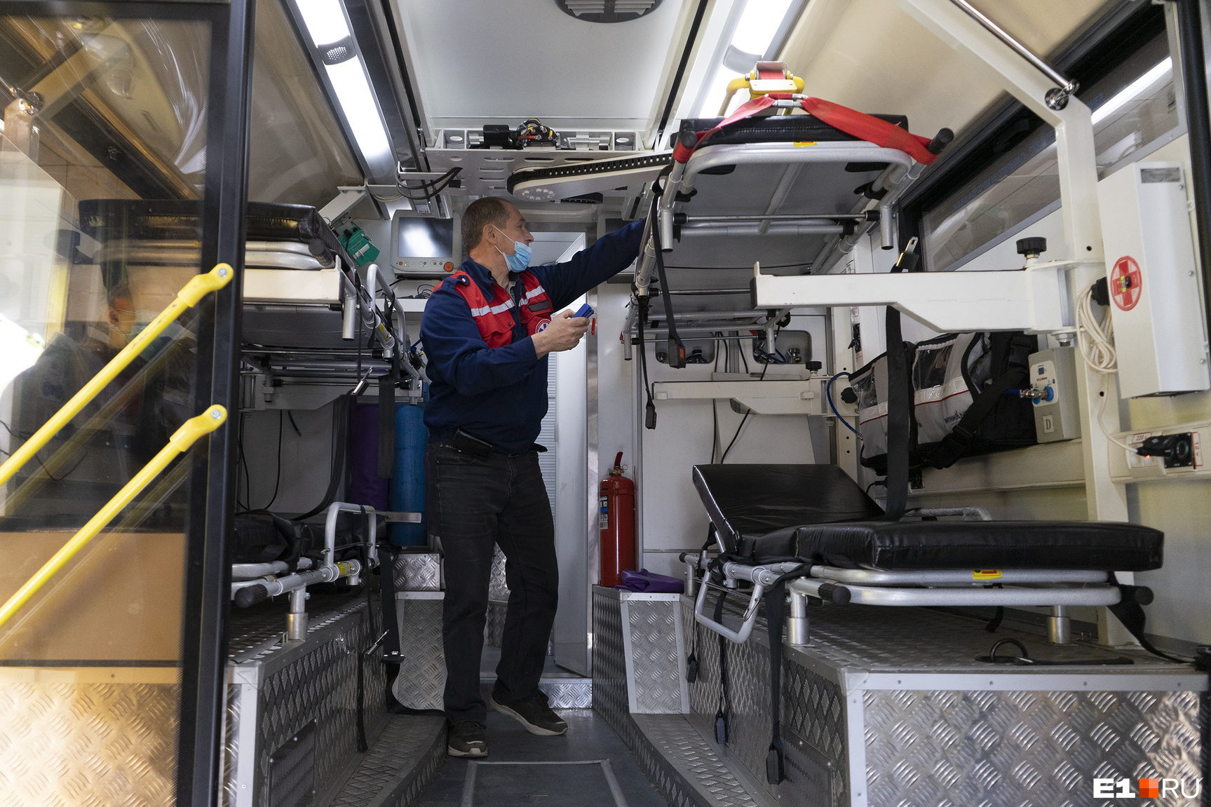 Автобус одновременно может перевозить пятерых пациентов