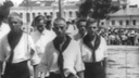 «Зачем они держат палки?»: как отмечали День пионерии накануне переименования в Сталинград — видео