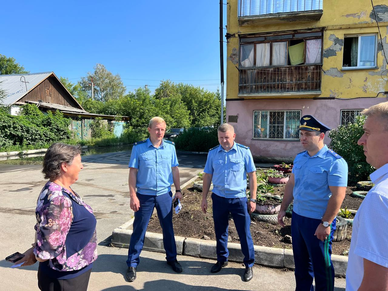 Прокурор Новосибирской области и полицейские приехали на Хилокский жилмассив — что там произошло