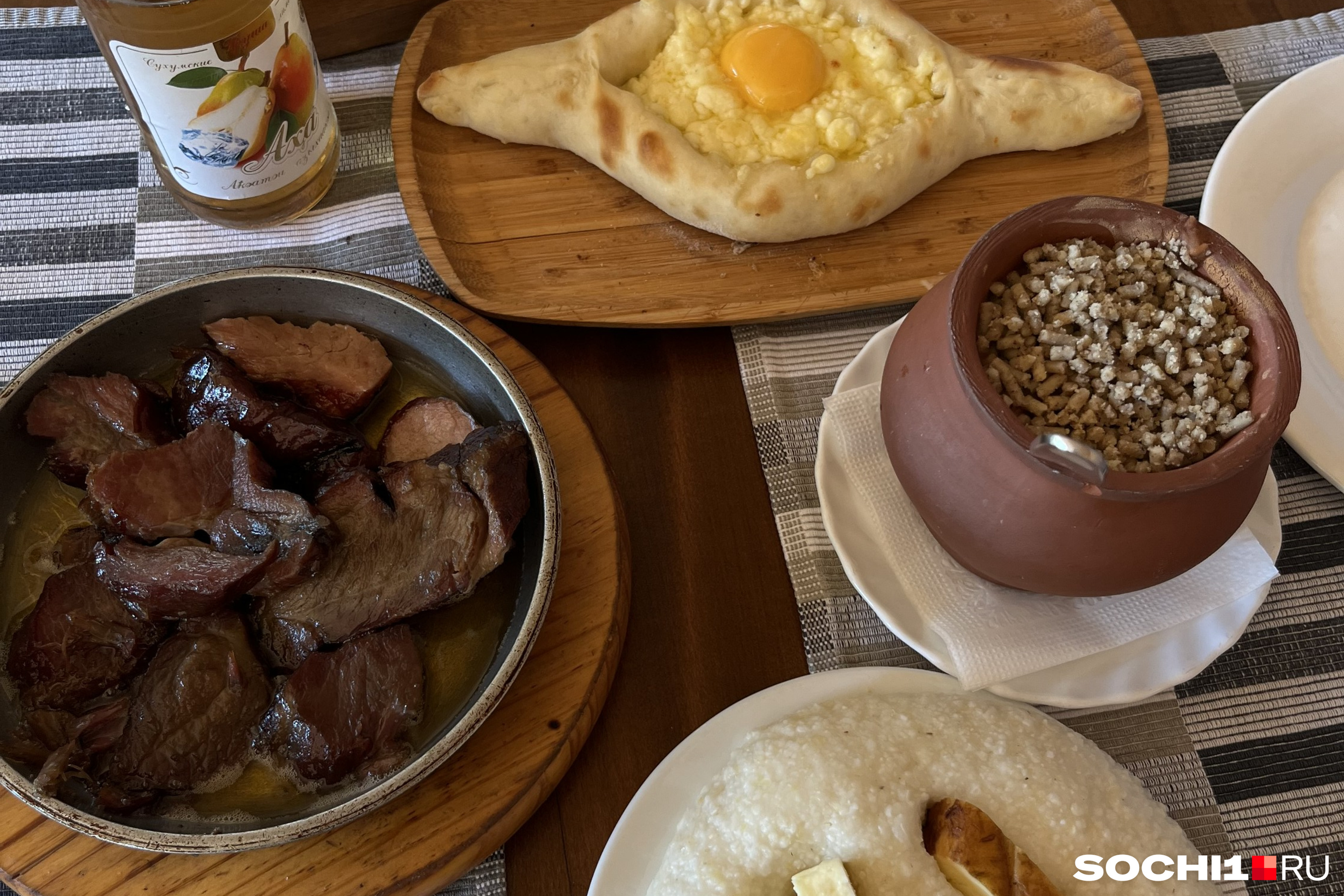 Абхазская кухня рецепты. Абхазская кухня. Блюда абхазской кухни. Абхазское национальное блюдо. Мамалыга по абхазски.