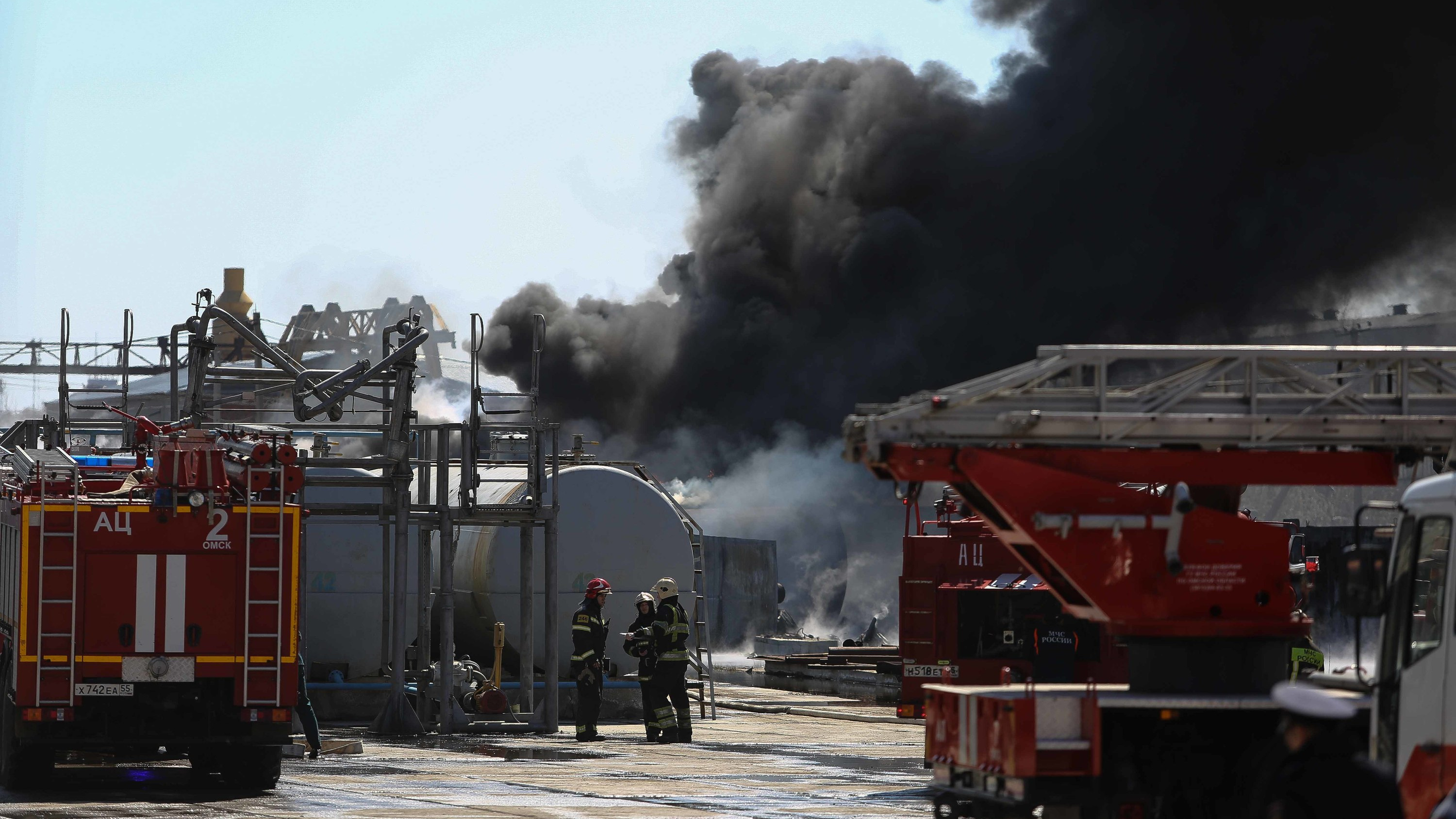 Черный дым над головой: фоторепортаж с пожара в Нефтяниках