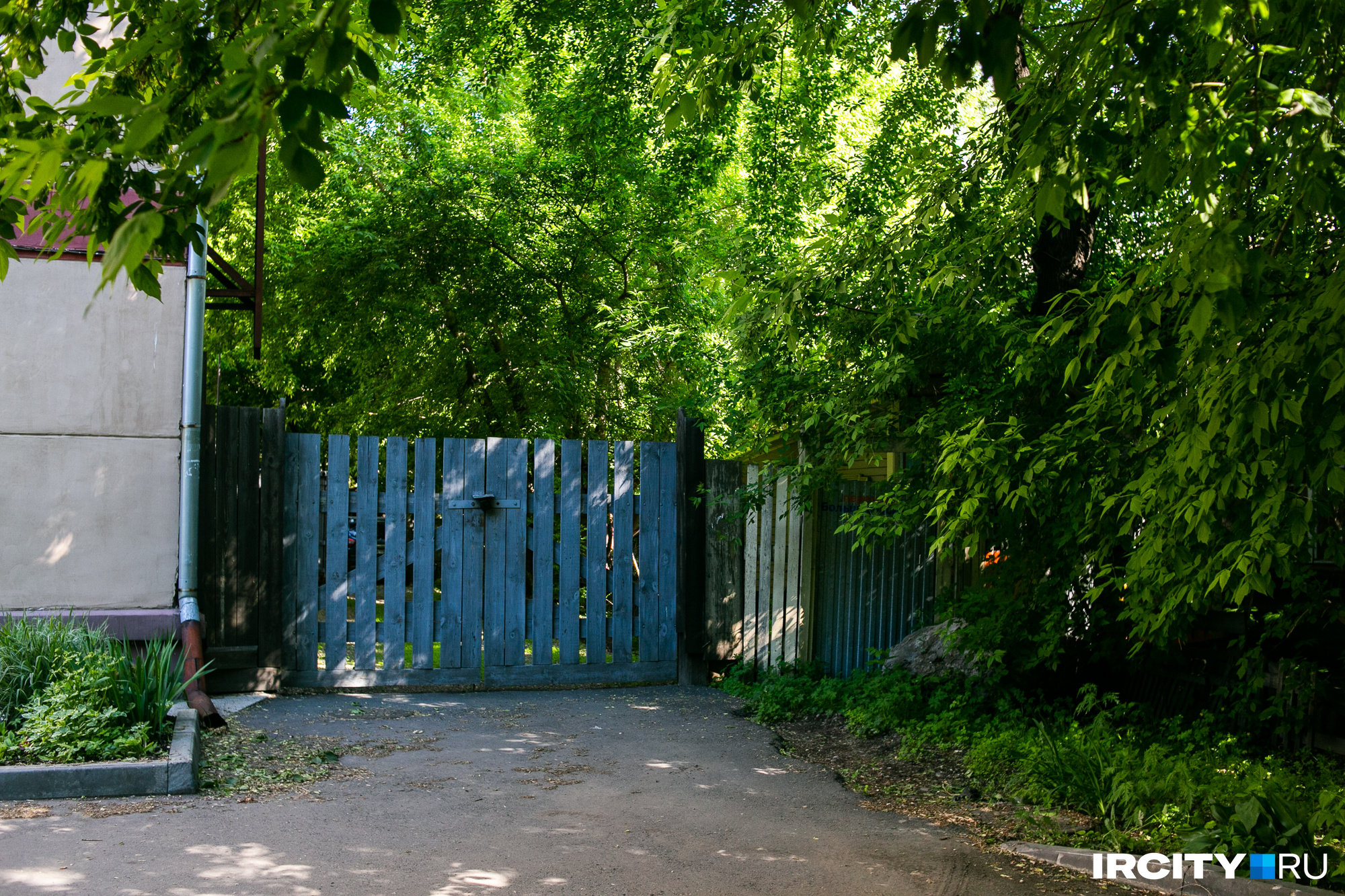 А еще здесь можно встретить парочку деревянных частных домов. Они отгородились от больших построек такими милыми заборчиками А еще здесь можно встретить парочку деревянных частных домов. Они отгородились от больших построек такими милыми заборчиками