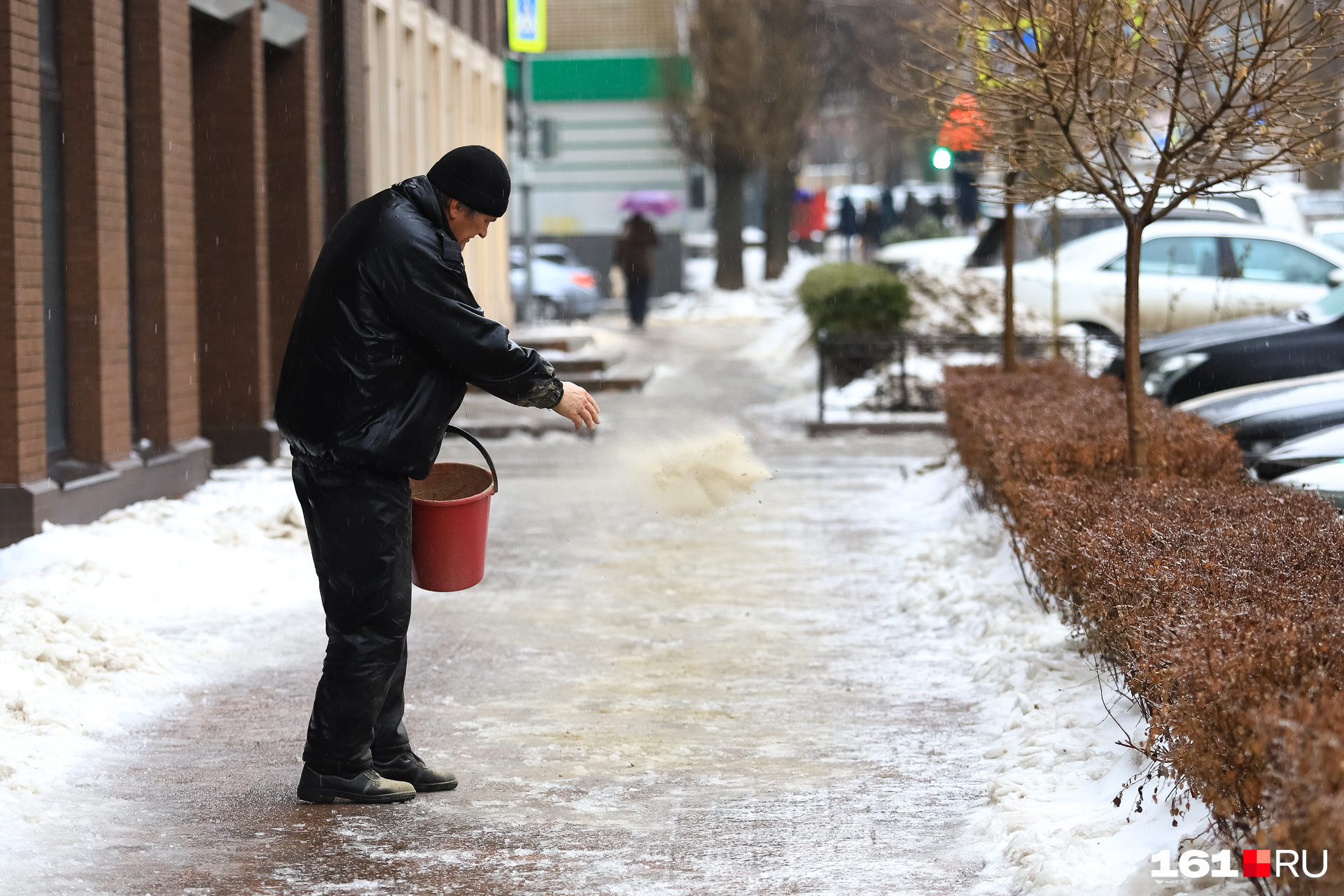 Осадок остался: кто посыпает лед на улицах Кемерова и Новокузнецка и сколько на этом зарабатывает