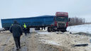 Фура перекрыла движение на заснеженной трассе М-4 в Ростовской области