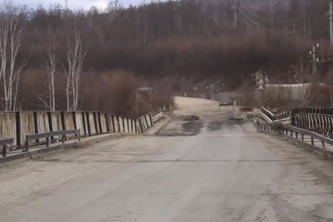Подмытый паводком мост в посёлке Забайкалья не начали ремонтировать