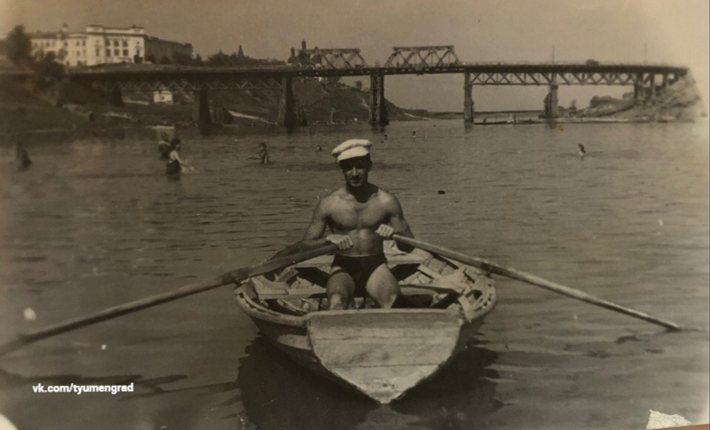 Лето всё того же 1951 года. Моста влюбленных не было и в помине. Кто-то катался на лодках, другие весело плескались в прохладной воде