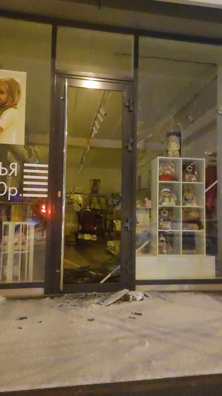 В Екатеринбурге воры-неудачники закошмарили магазин детской одежды: видео