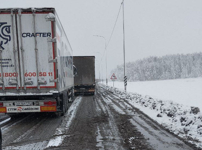 Водители попали в пробку-западню. Что творится в Екатеринбурге из-за адского снегопада