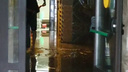 Затопило бизнес-класс. В центре Ростова в ЖК разорвало трубы ливневки — видео