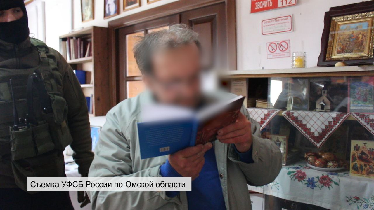 Икона с Бандерой и радикальные взгляды: в Омске задержали 57-летнего священника