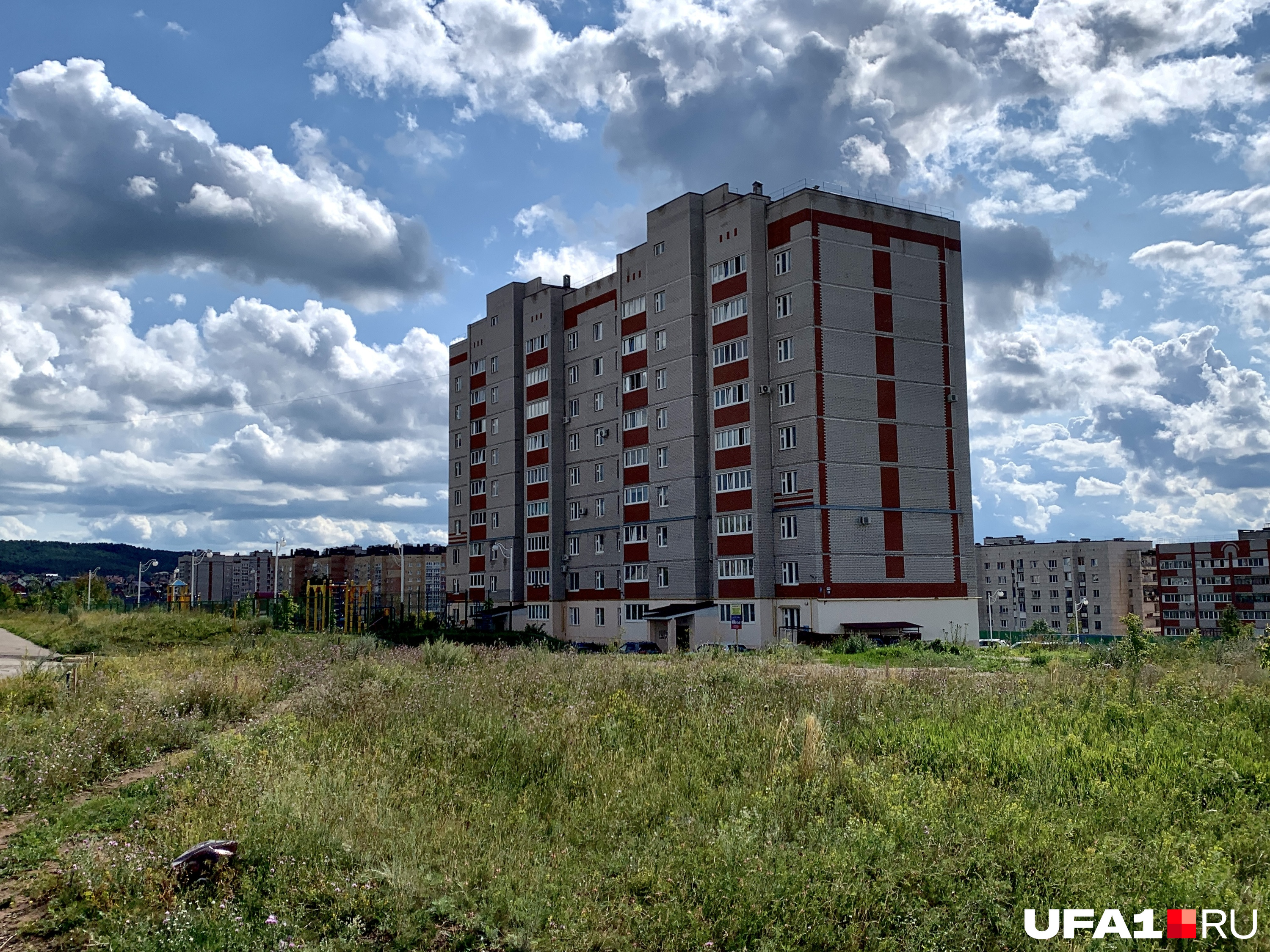 Из этих домов видно гору на окраине города