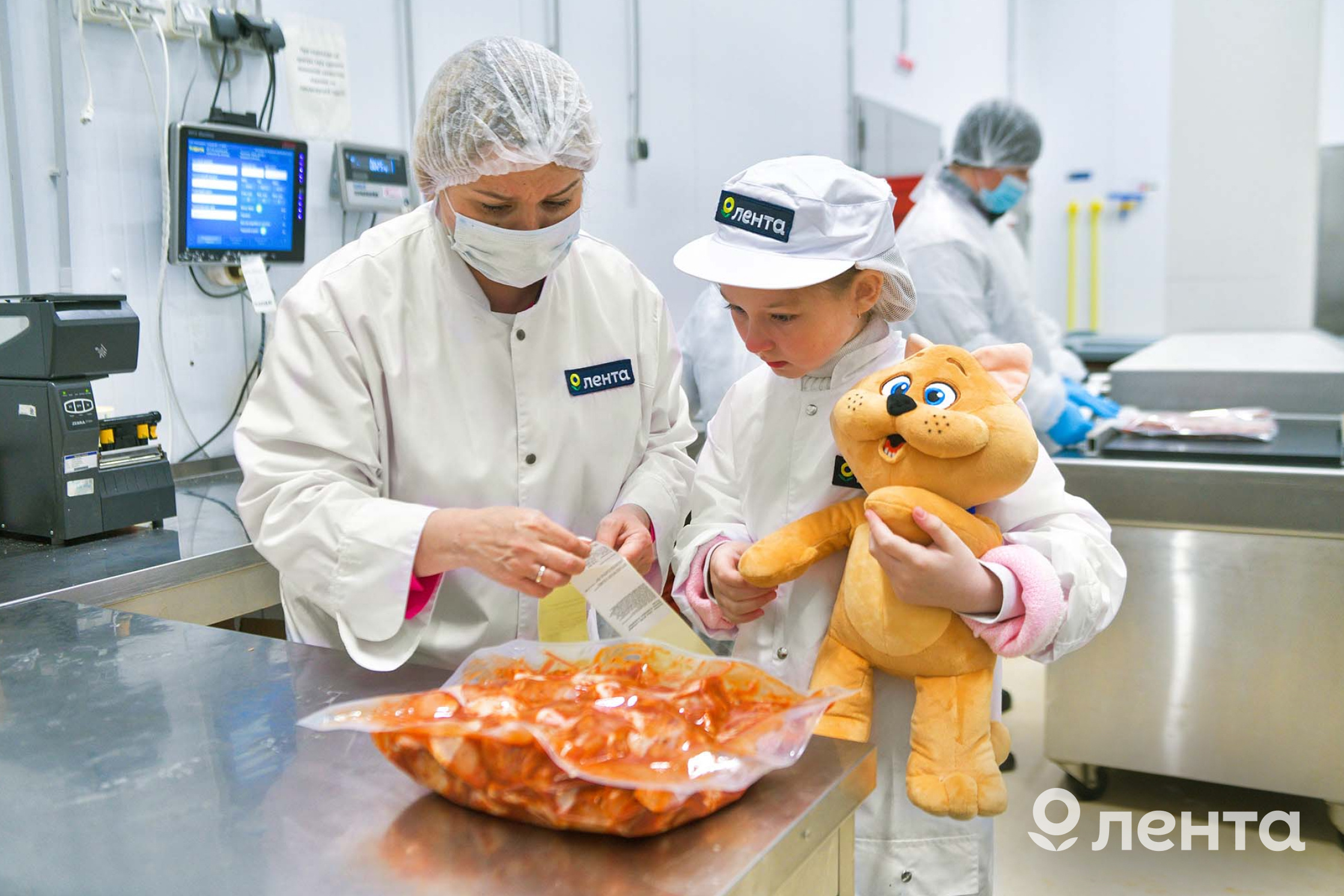 Диана на пару часов стала ответственным сотрудником мясного цеха