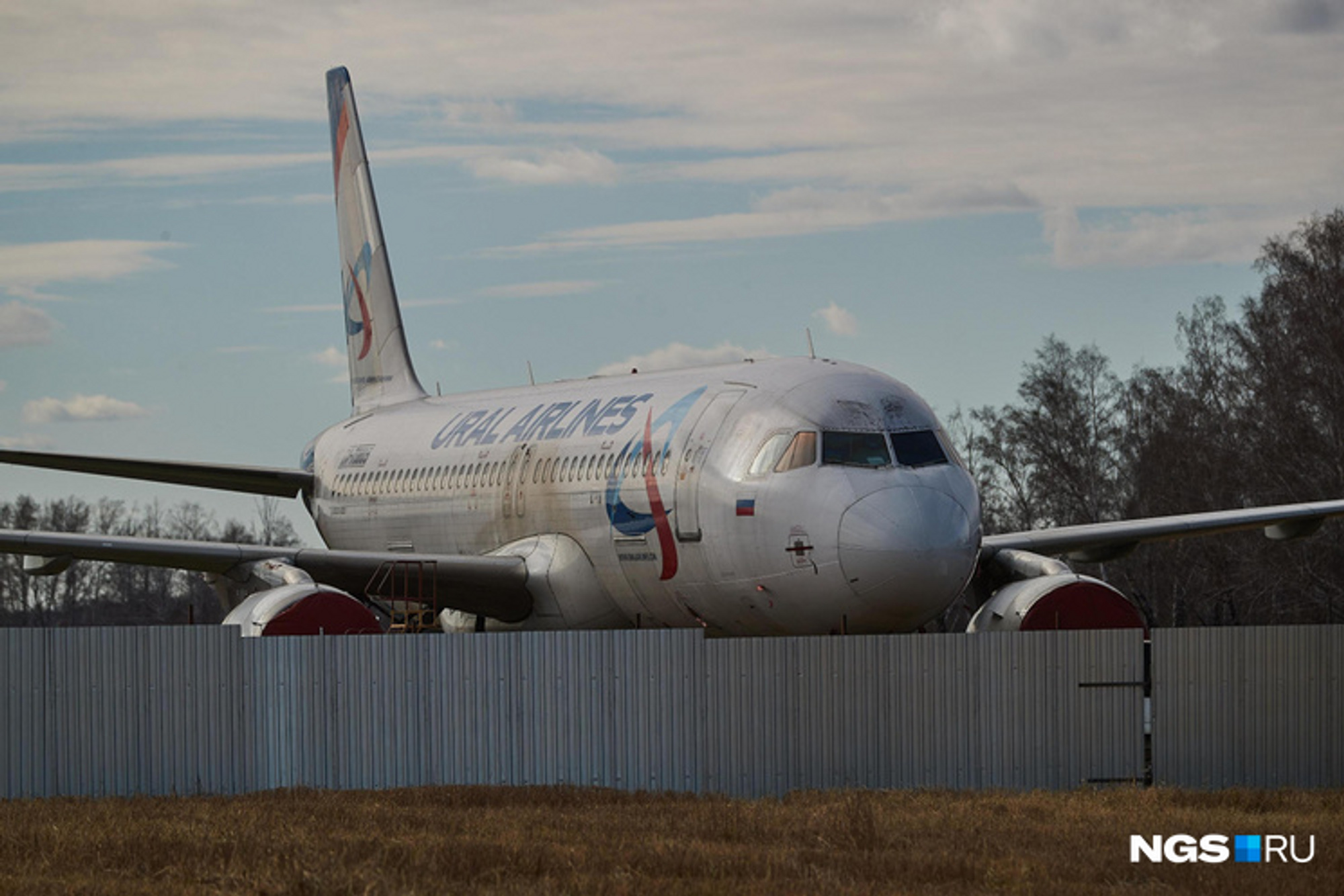 «Уральские авиалинии» арендовали поле под Новосибирском, где экстренно сел их самолет