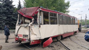 В Челябинске старый трамвай снес крыльцо в депо и разбил новый вагон. Фото и видео