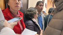 «В очередях друг друга скоро поубивают»: что происходит в паспортном столе на Костычева — люди толпятся там ради штампа