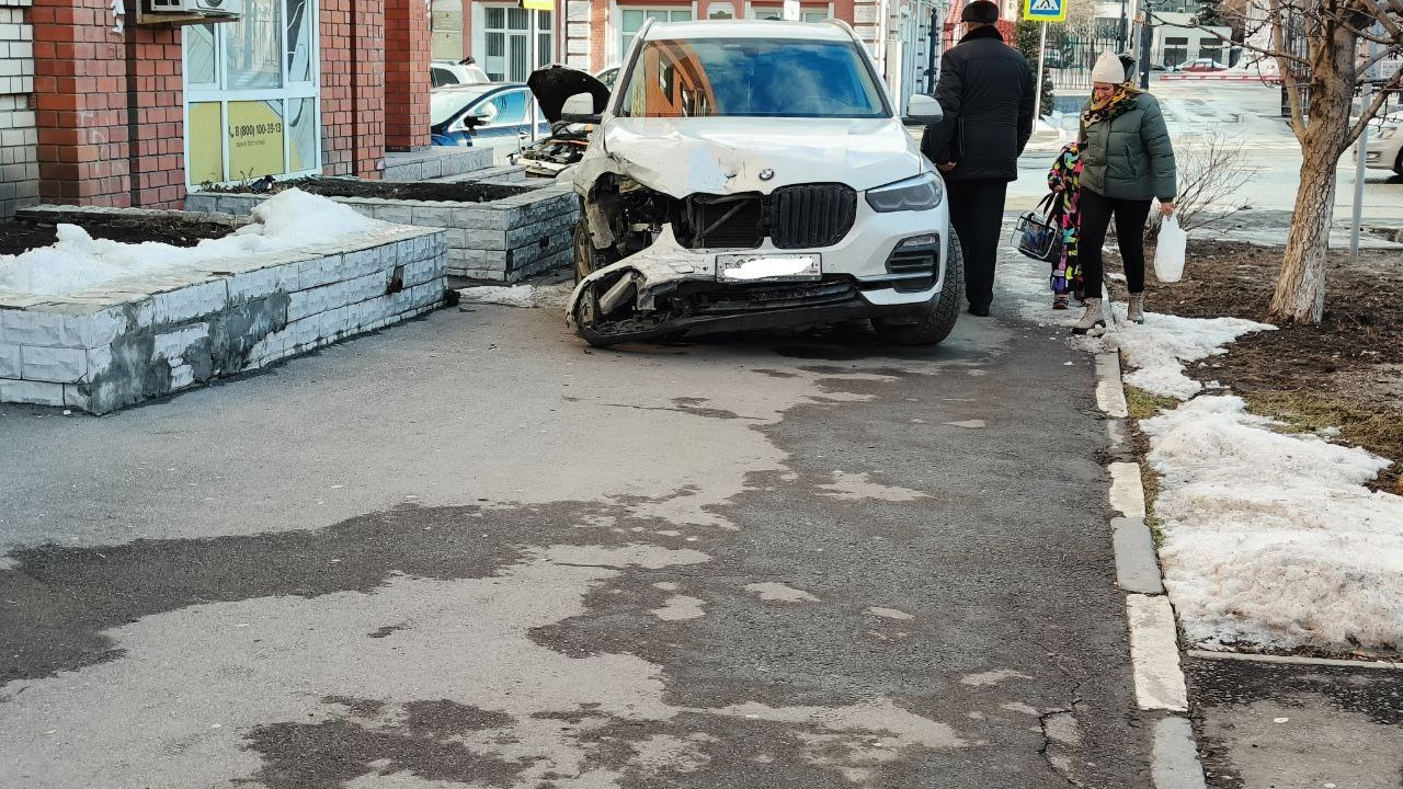 У правительства области попал в аварию автомобиль дочери экс-главы Саратовского района