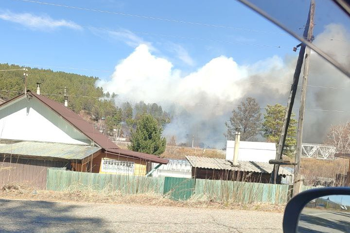 Пожарные отбили от огня лагерь и дачный кооператив в Забайкалье