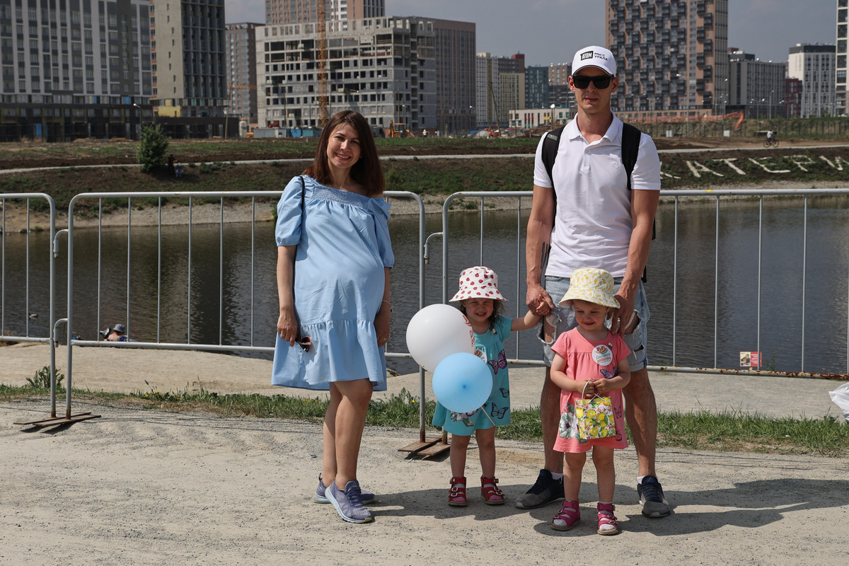 Татьяна и Дмитрий с дочками. Скоро в семье появятся два сына