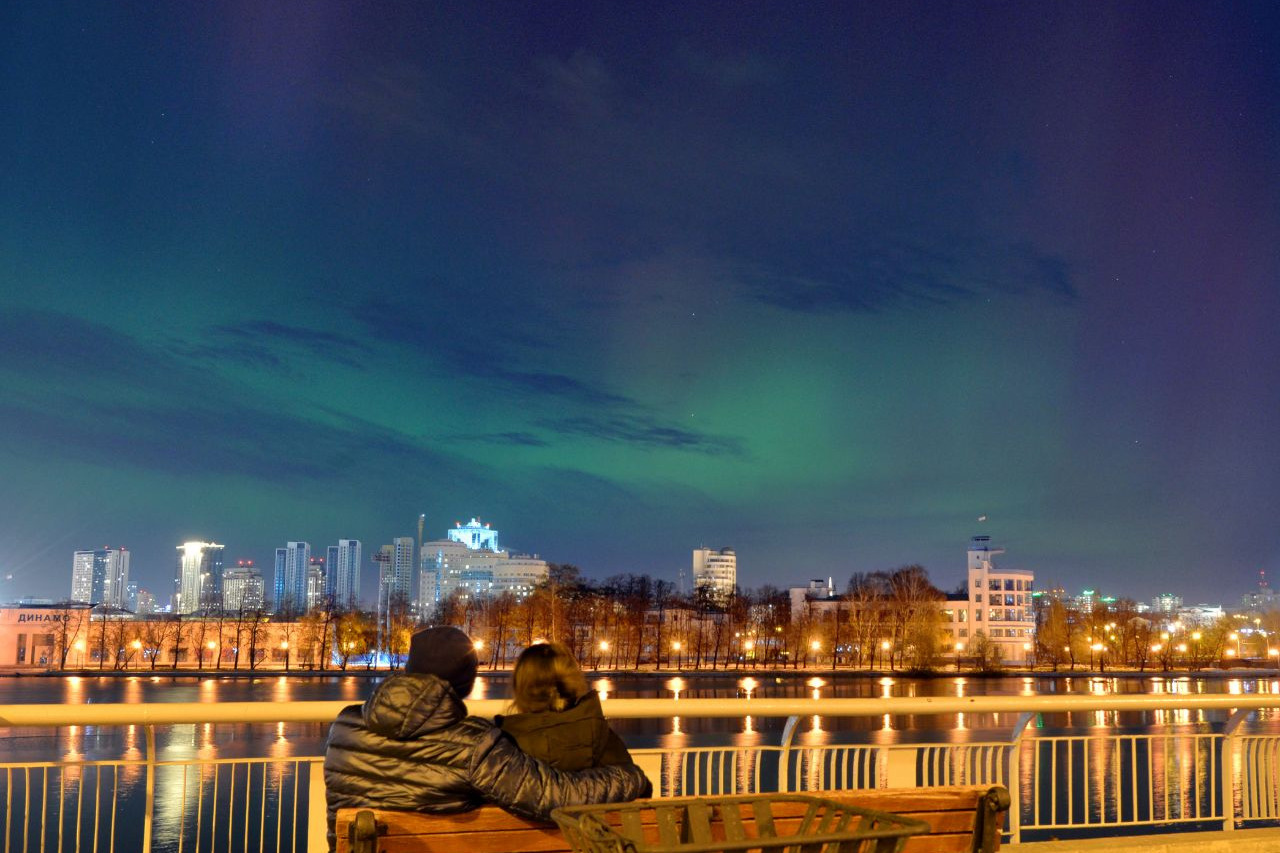 Полярное сияние охватило центр Екатеринбурга, и это — невероятно красиво