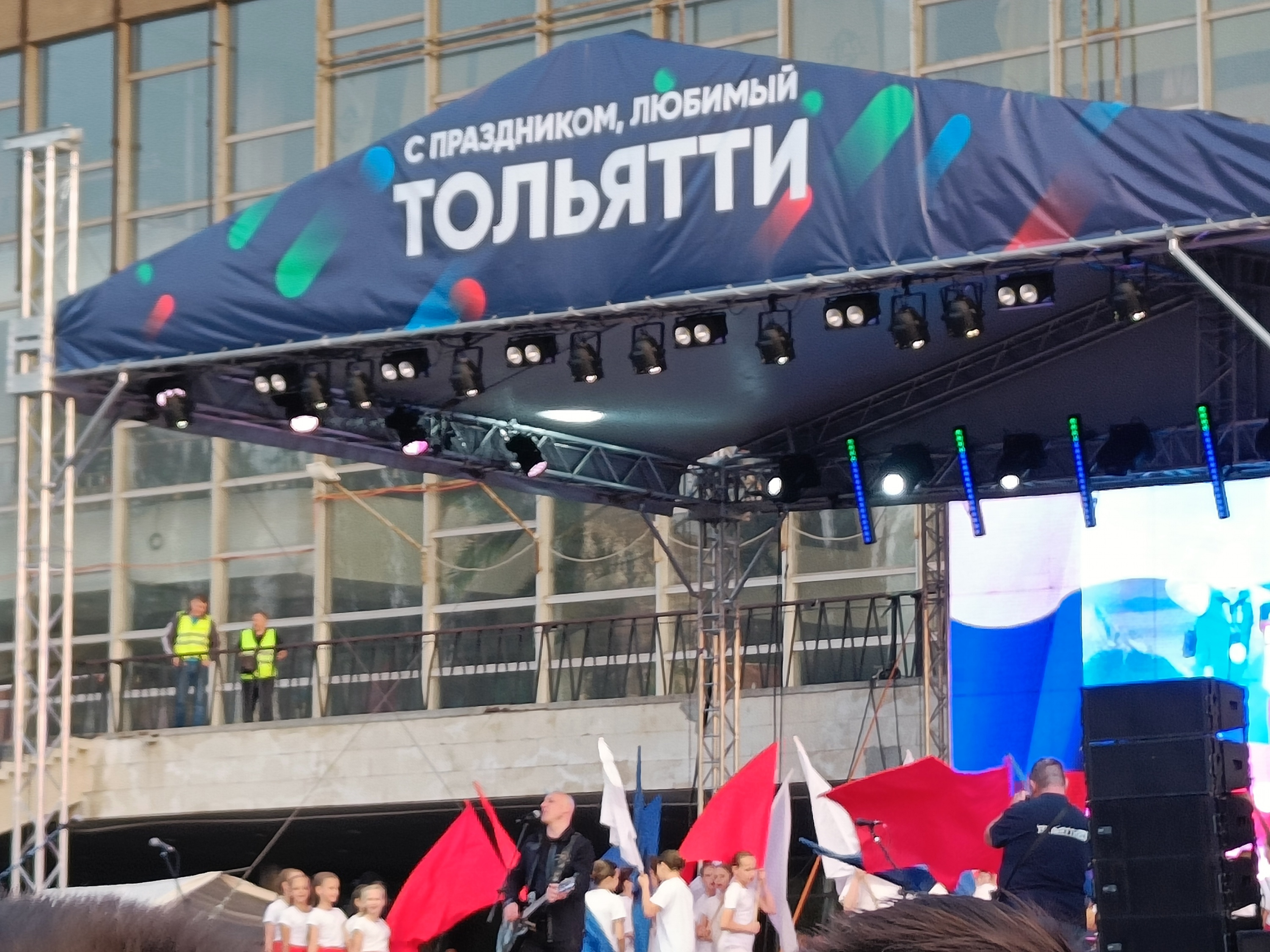 Денис Майданов поет патриотичную песню про флаг России