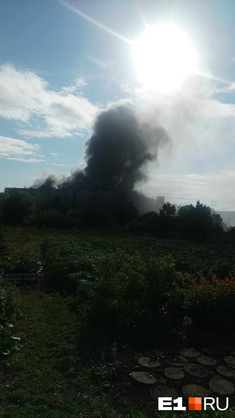 На Урале разгорелся крупный пожар на заводе. Есть риск обрушения крыши